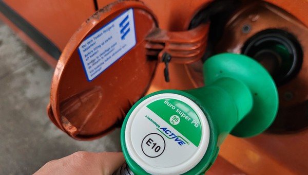 Paliwo E10 już na stacjach? Nie tak łatwo je kupić