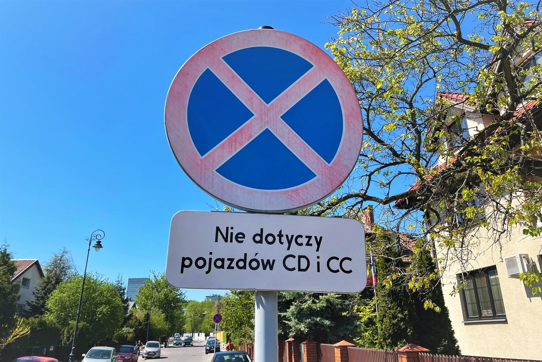 Zakaz parkowania z wyłączeniem pojazdów CD i CC