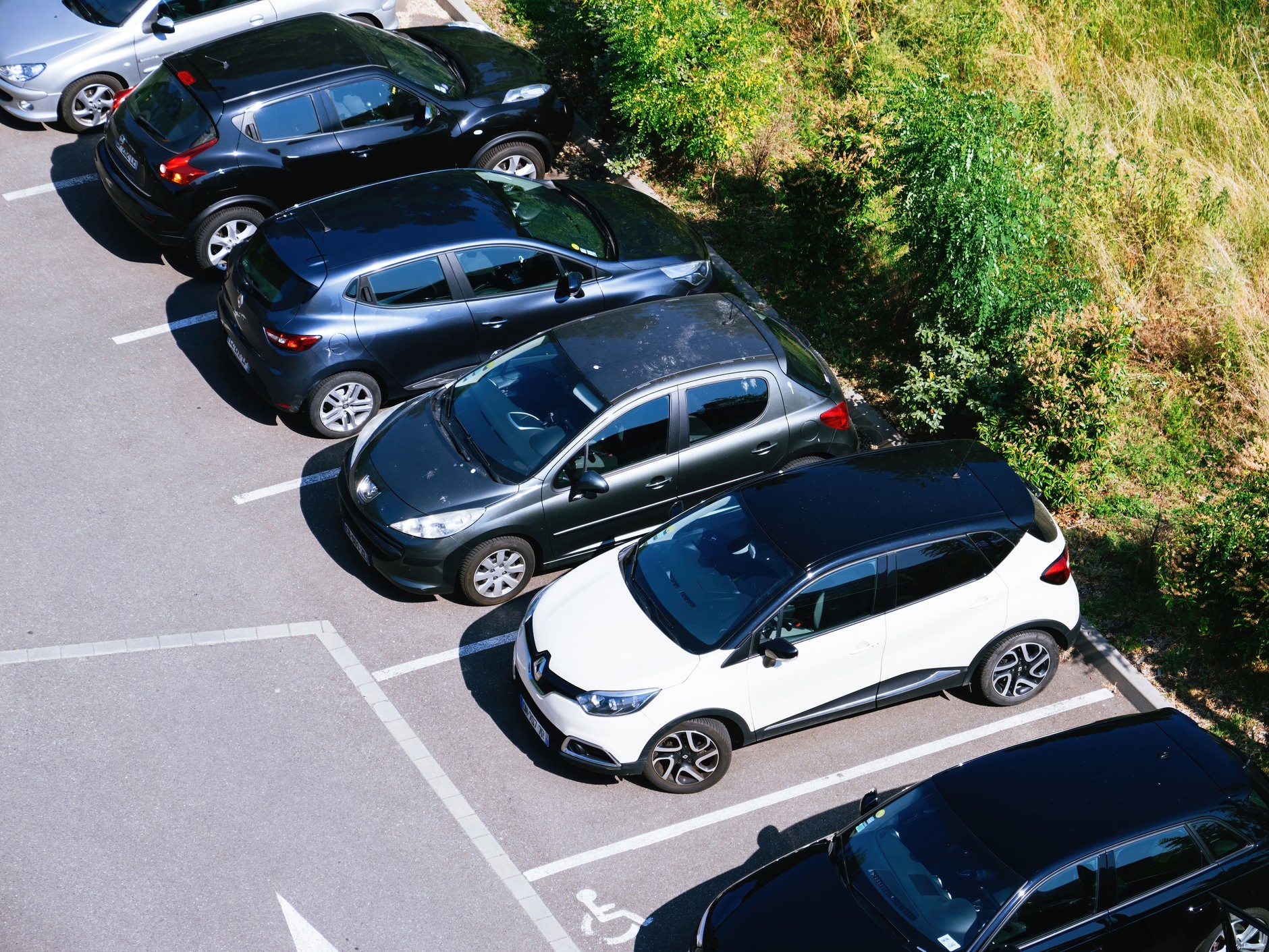 Parkowanie tyłem do budynku nie jest zakazane, chyba że musimy wjechać na chodnik. Dobrym zwyczajem jest też parkowanie przodem do budynku, by mieszkańcy nie musieli wdychać spalin samochodów