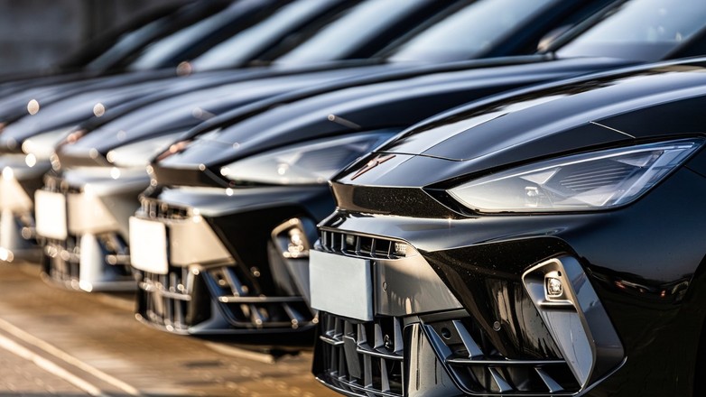 Cupry Leon VZ Sportstourer nieoznakowanymi radiowozami policji