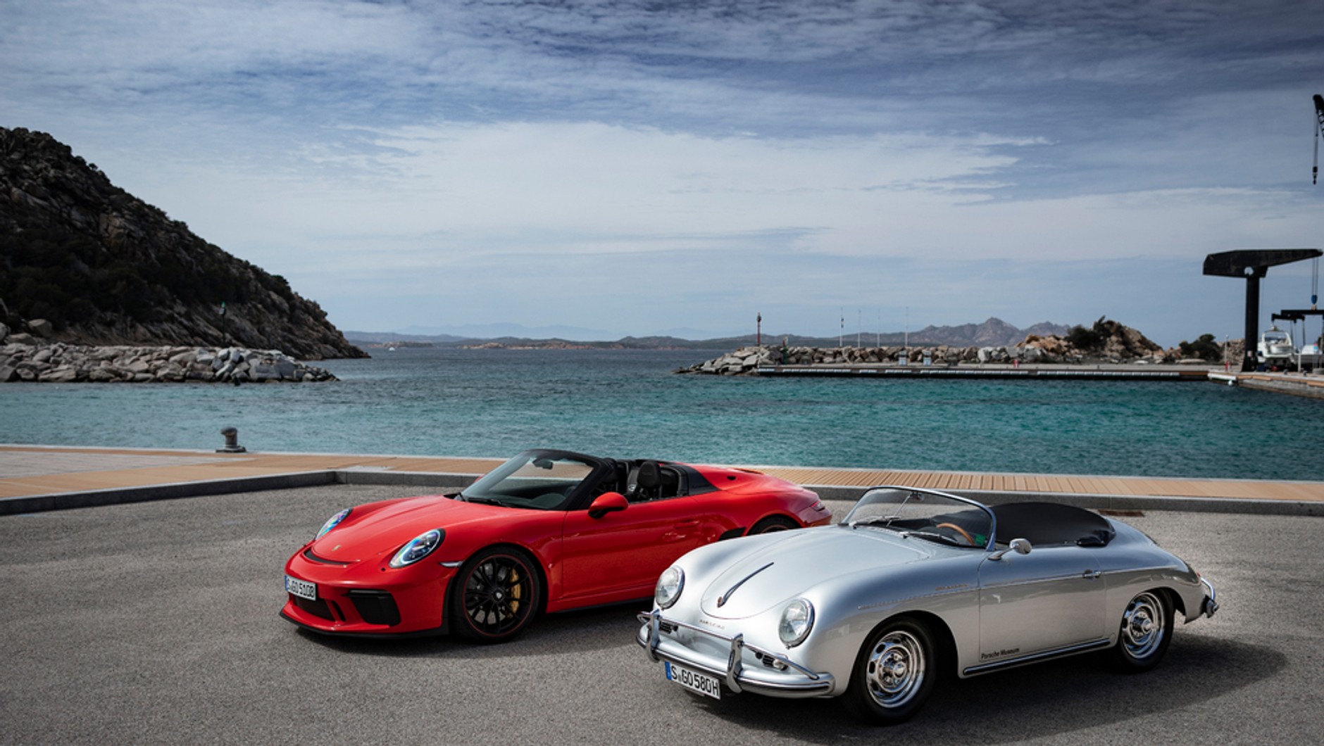 Dwa Speedstery. od lewej Porsche 911 Speedster (991.2; 2019 r.), rozwijające 510 KM i 75-konne Porsche 356 A 1600 S Speedster z lat 1955-1959.