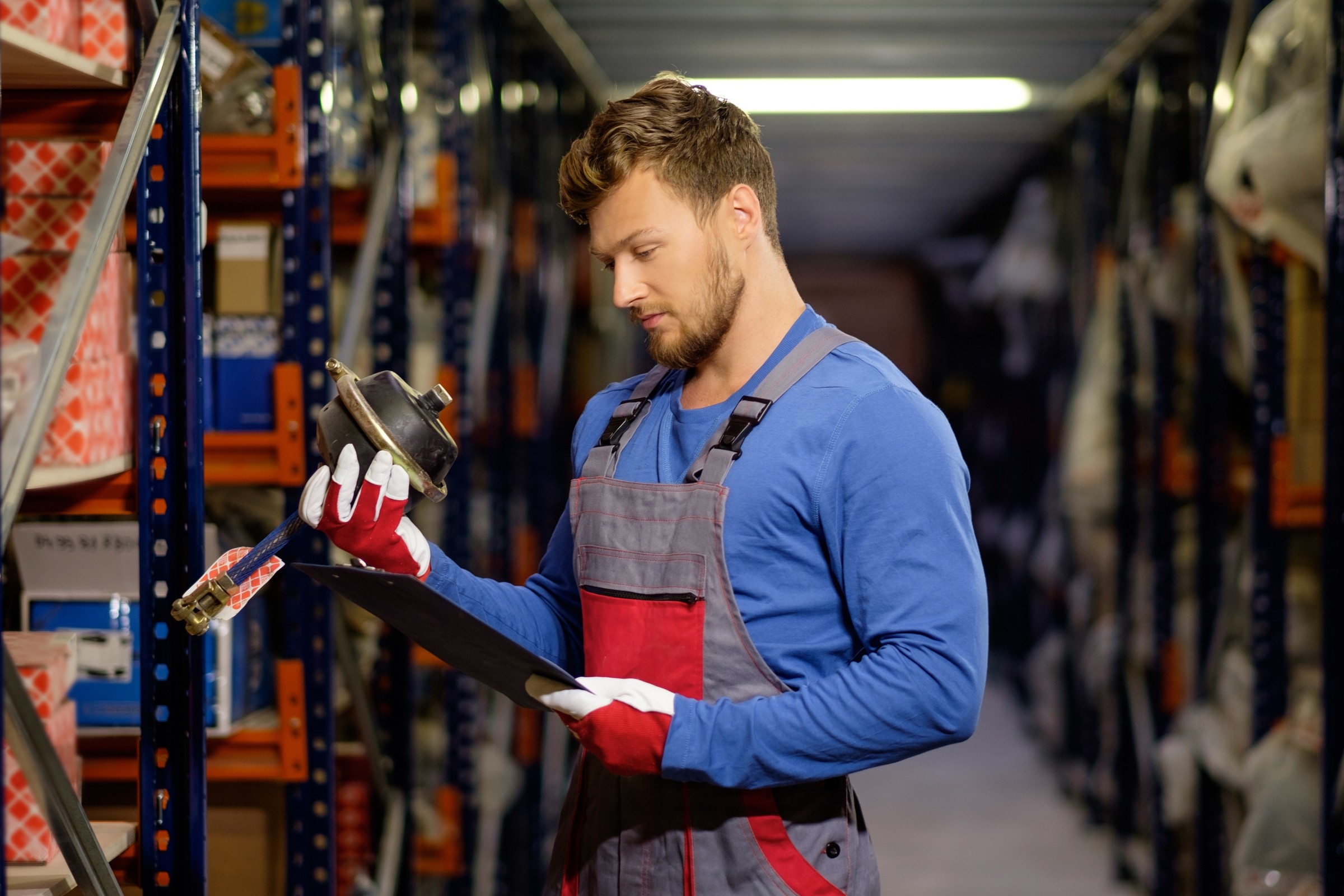 Pracownik firmy ukradł części samochodowe o wartości 5 mln zł. Dwa lata działał bez przeszkód