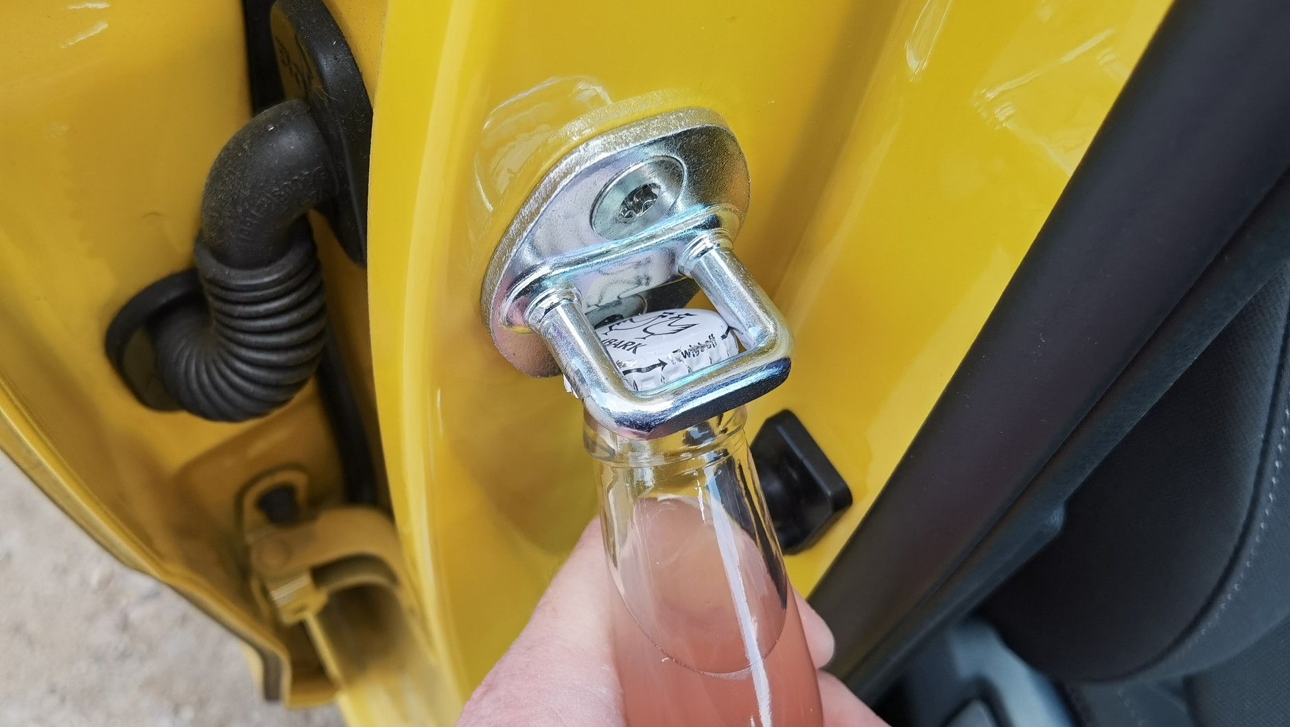 Podobno w każdym samochodzie jest otwieracz do butelek. Sprawdziłem, czy działa