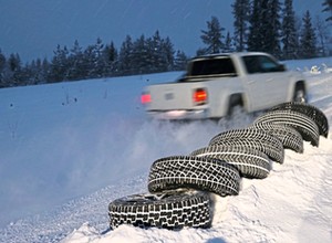Jakie opony do SUV-a i terenówki? Porównujemy opony zimowe, całoroczne, letnie, terenowe