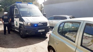 Przenieśli imprezę do poobijanego auta. Mieli pecha, bo obserwował ich patrol ITD