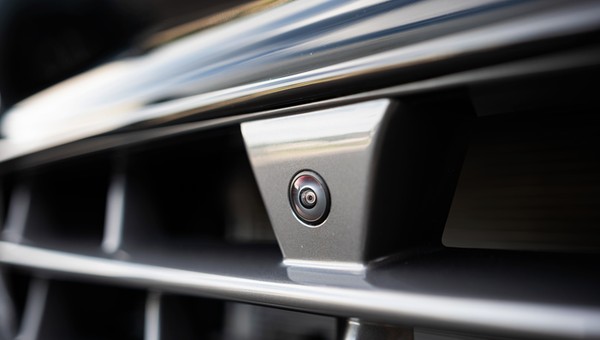 Typowa kamera przednia samochodu: zasadniczo służy do pomocy przy parkowaniu, ale potrafi też stale monitorować otoczenie