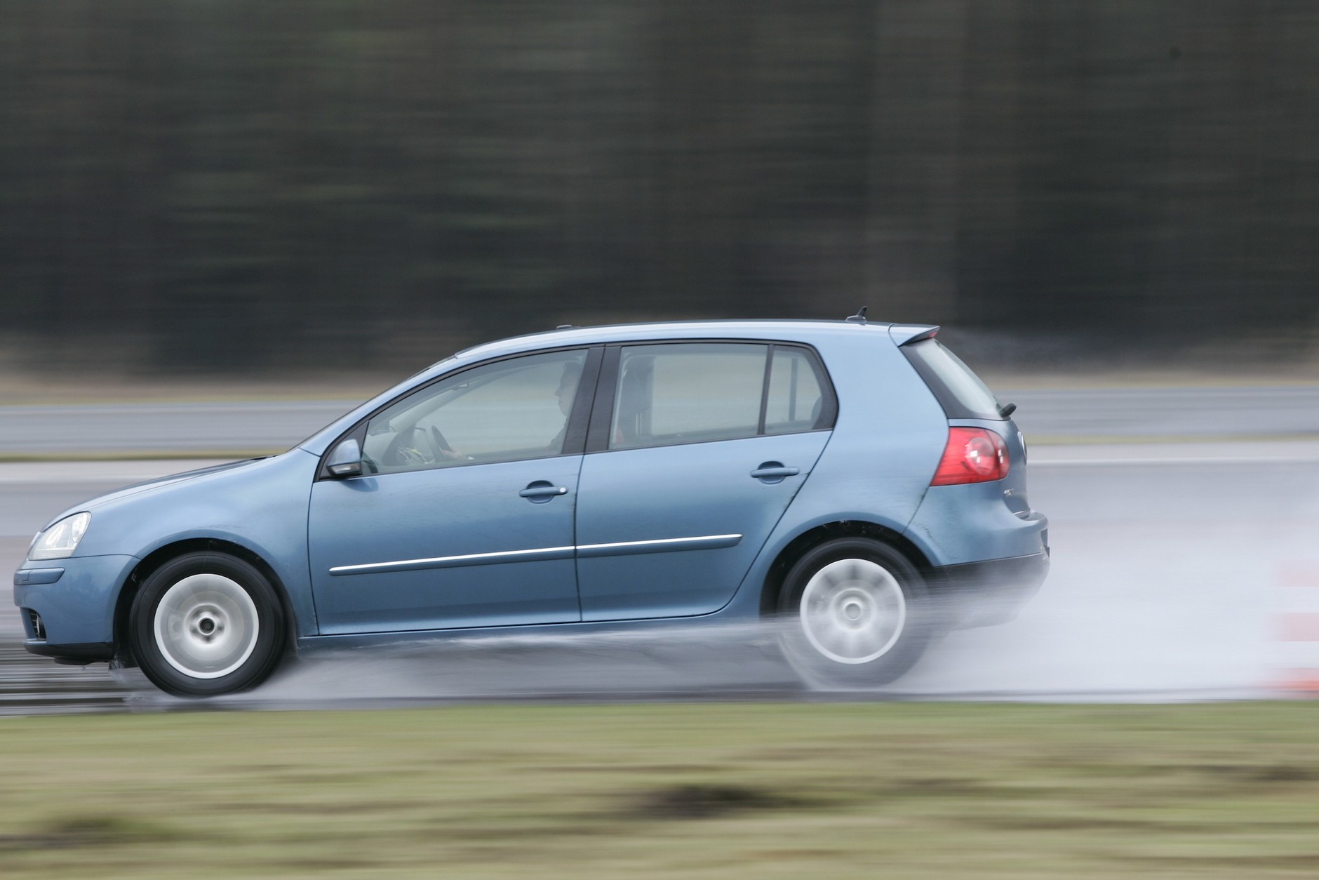 Hamowanie w deszczu – to słaby punt wielu tanich opon zimowych. Ale kto powiedział, że każdy musi ostro hamować ze 140 km/h