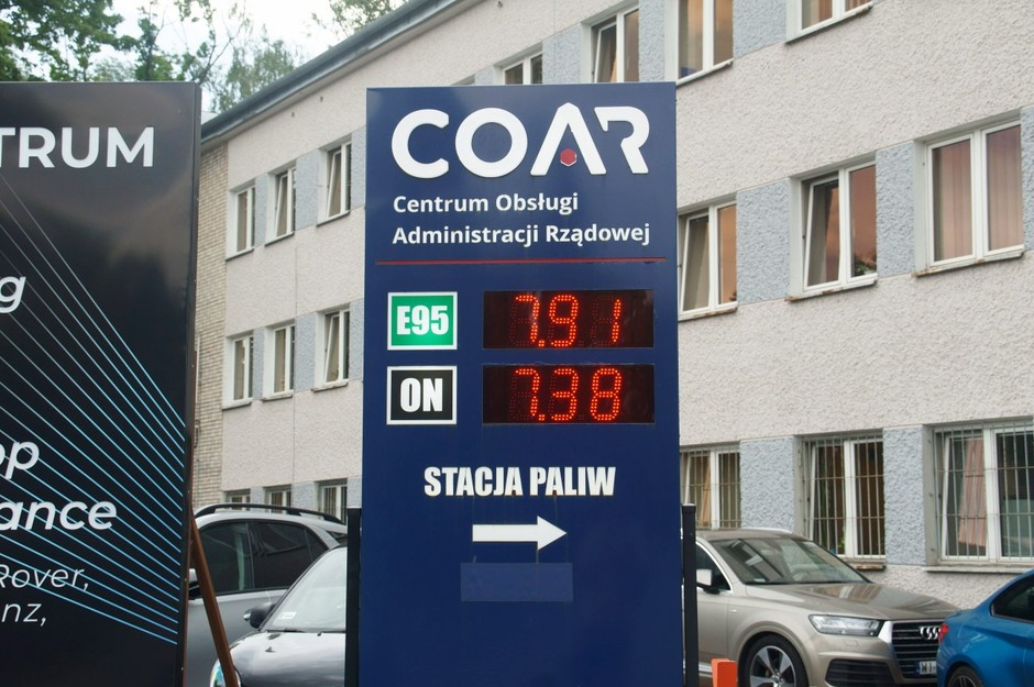 Totemik z cenami na stacji paliw COAR
