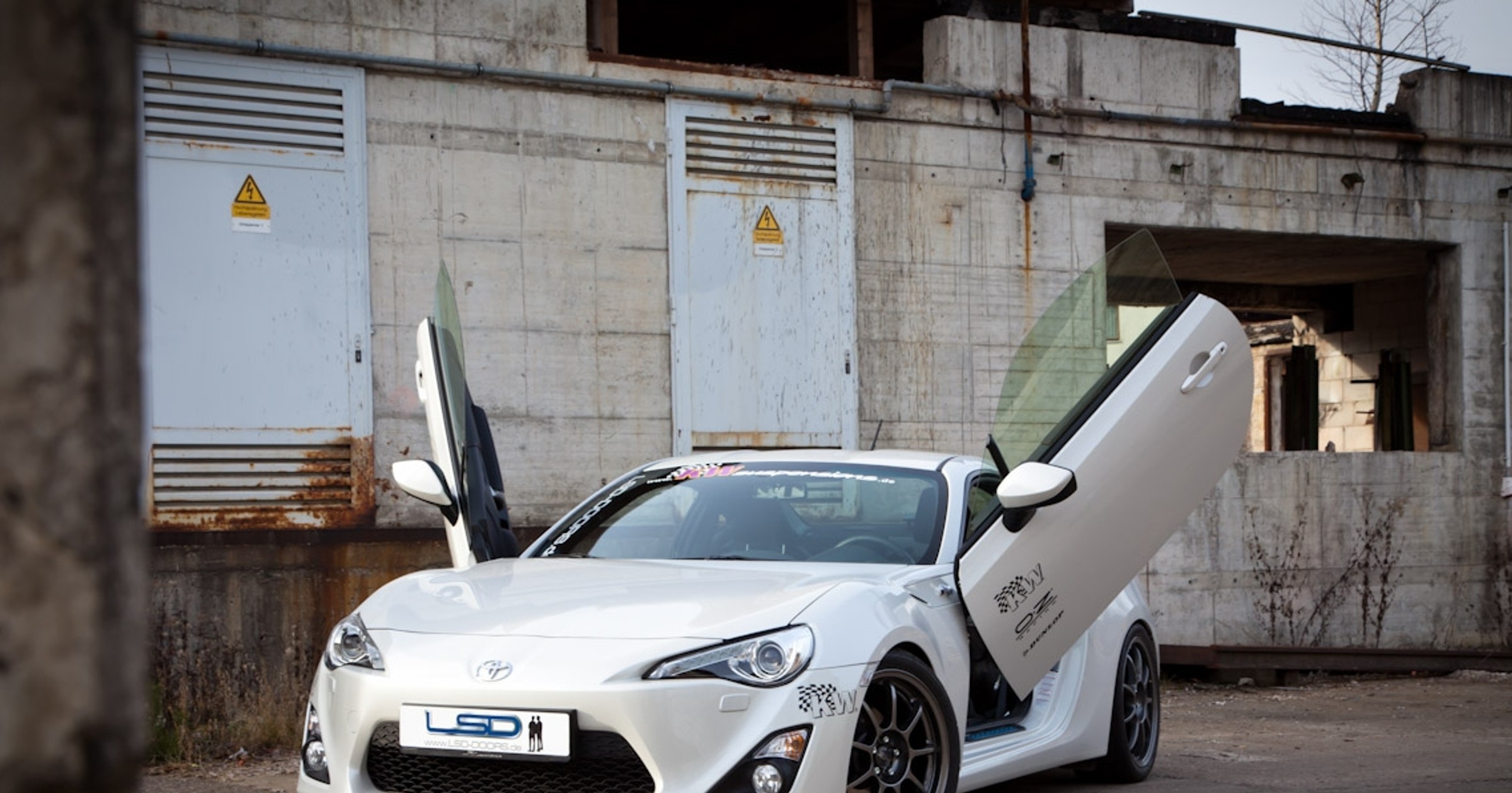 Toyota GT86 z drzwiami LSD w stylu Lambo