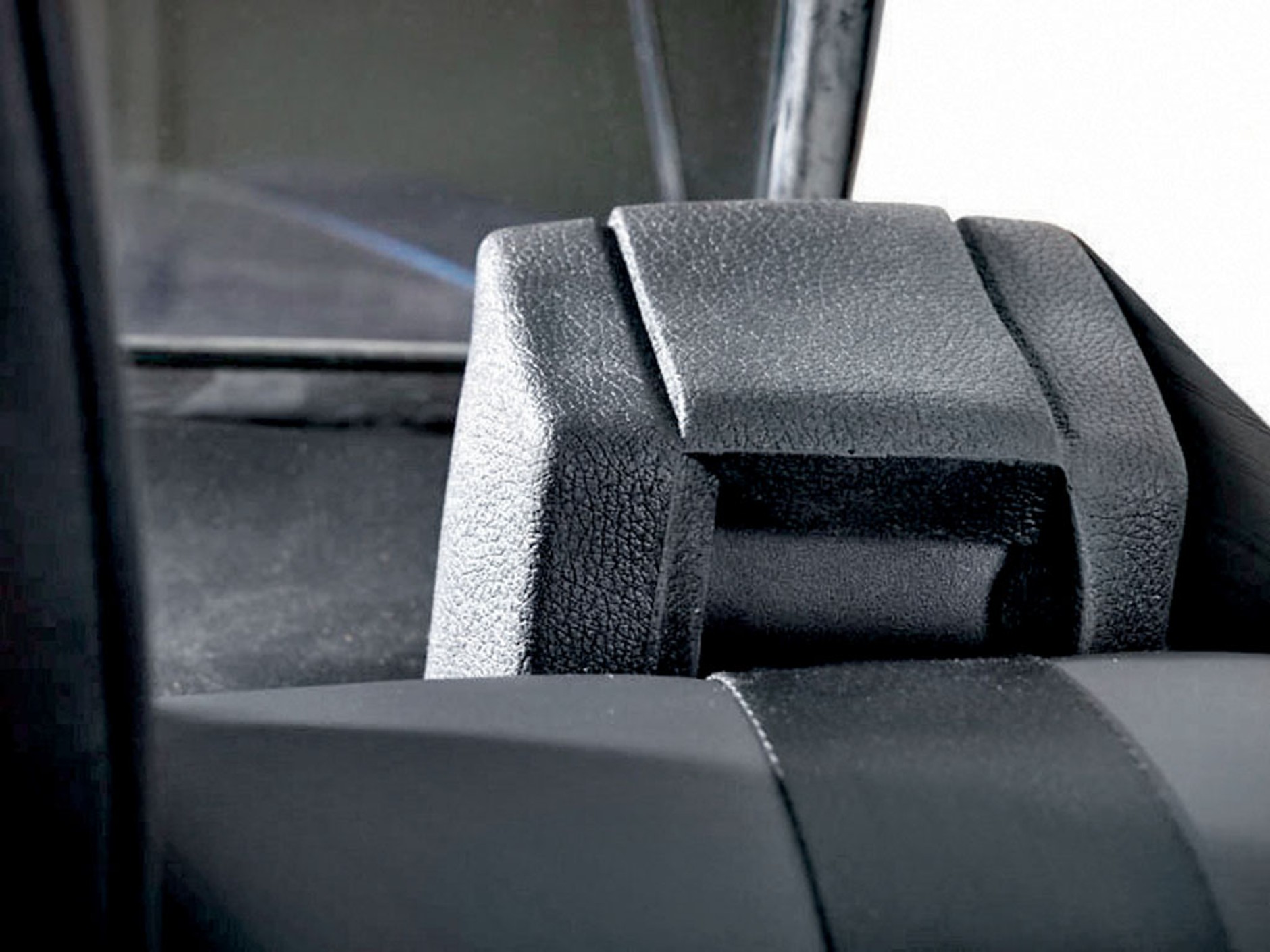 Montaż pasów bezpieczeństwa krok po kroku