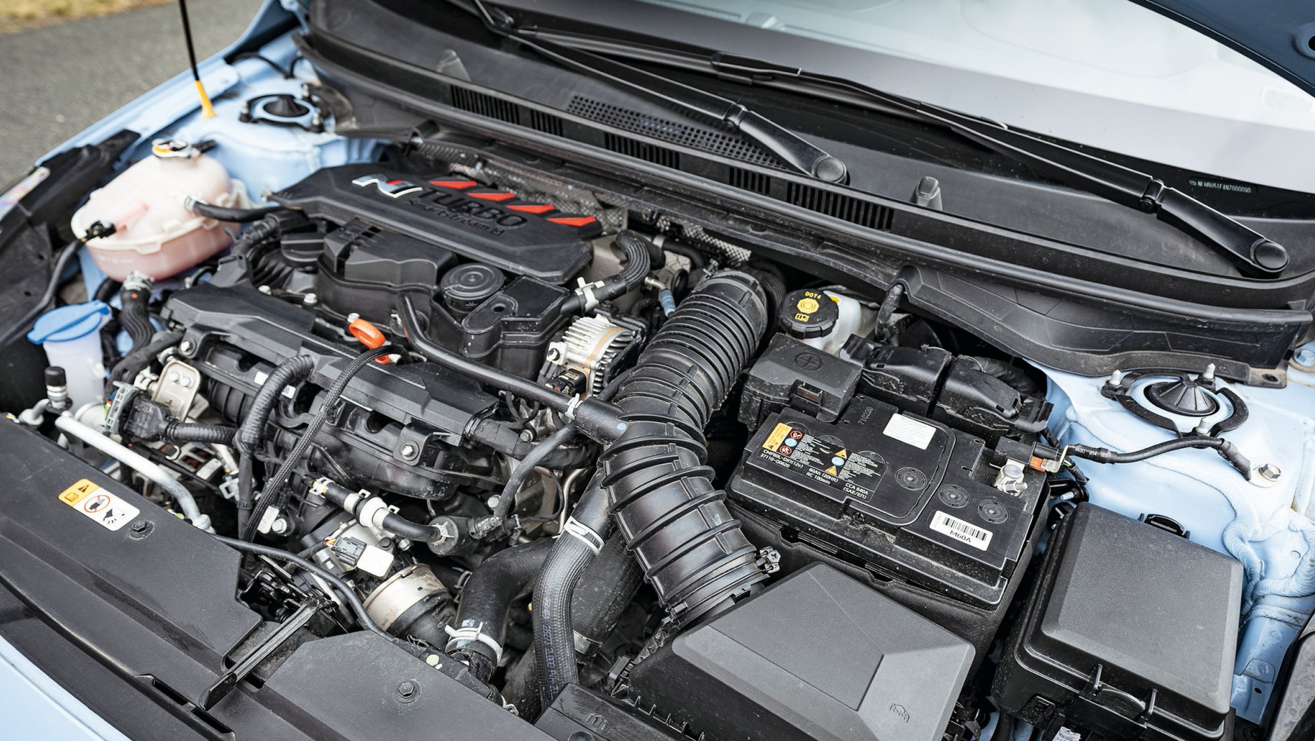 Hyundai i20 N (III, 2022) - wyglądający na „większy” motor rzeczywiście ma bogatsze atrybuty. Cztery cylindry i 1,6 litra pojemności skokowej, 204 KM.