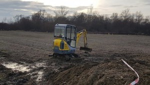 Na polu stała koparka, a nieco dalej znajdowała się laweta. Policjant powiązał fakty