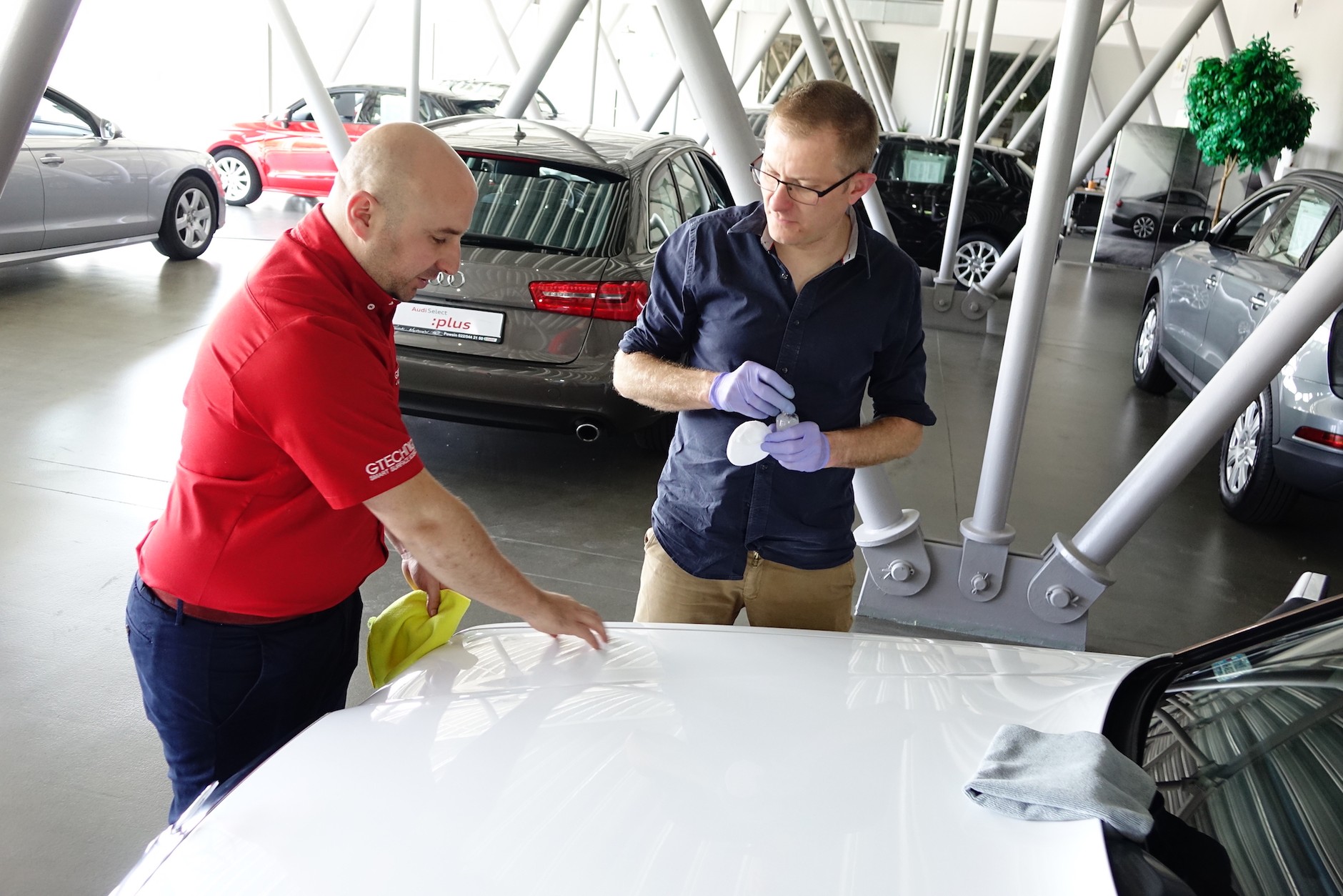 Nakładanie powłoki ceramicznej krok po kroku: aplikatorem nakładamy preparat na niewielką powierzchnię – mniej więcej 1/6-1/4 maski