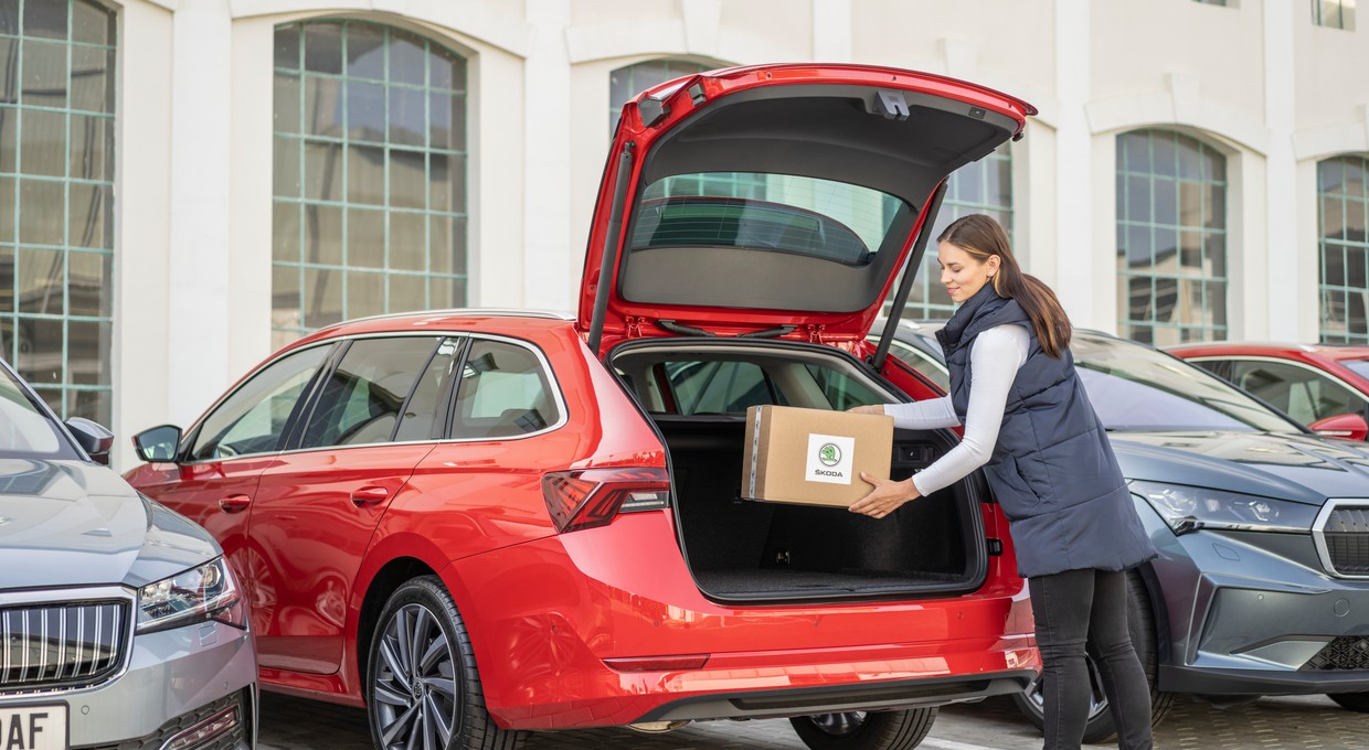Skoda w Czechach testuje dostawę kurierską wprost do samochodu