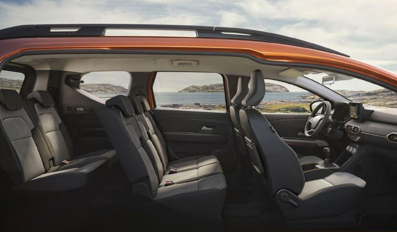 Dacia Jogger daje wybór: siedem miejsc z symbolicznym bagażnikiem albo pięć miejsc i wielki kufer