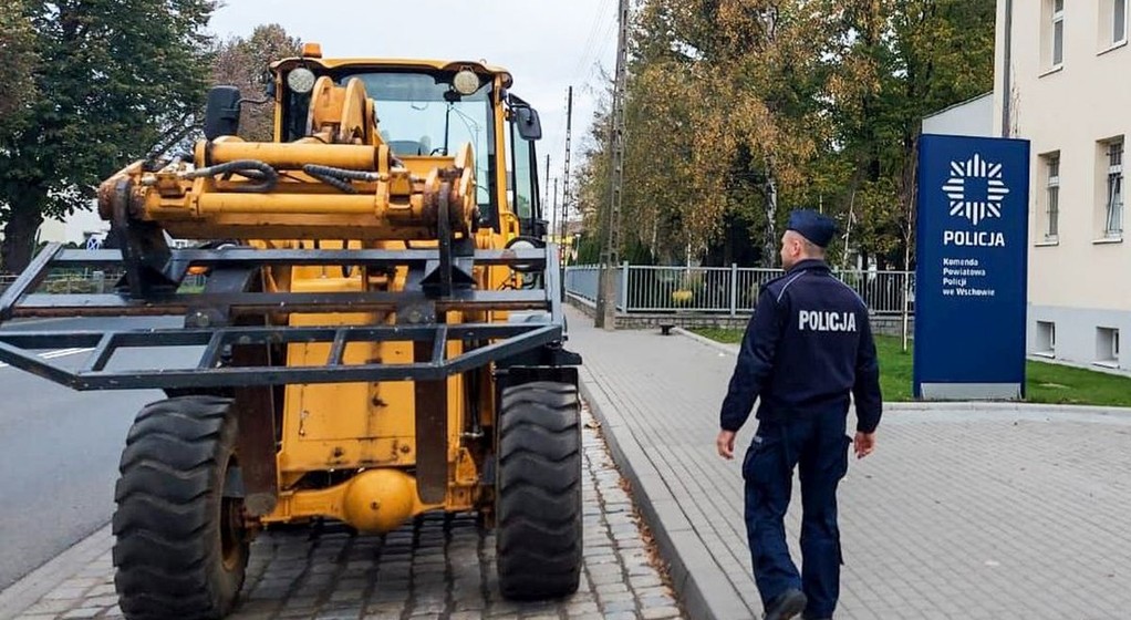 Chciał zaimponować znajomej, więc wsiadł do koparki i przejechał nią kilka kilometrów, kończąc przejażdżkę przed budynkiem policji