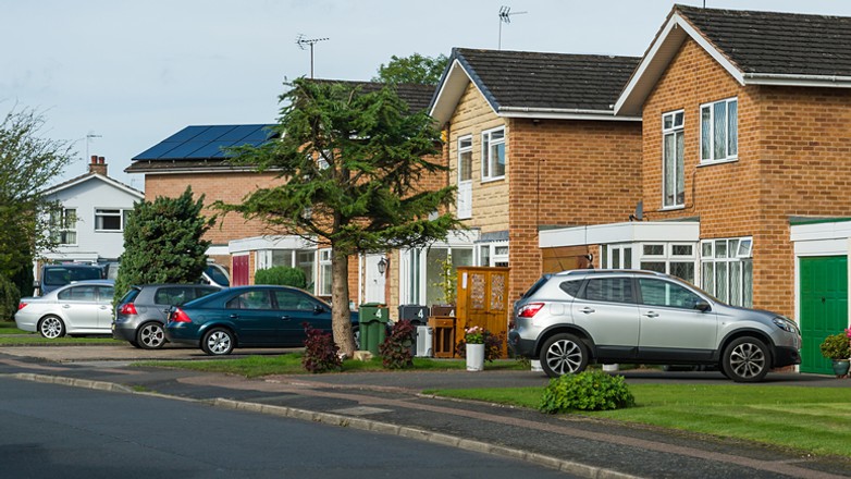 Samochód firmowy zaparkowany pod domem może sugerować wykorzystywanie go do celów prywatnych