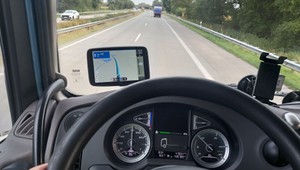 Sprawdziliśmy, jak prowadzi nawigacja dla profesjonalistów. To sprzęt w cenie wysokiego mandatu