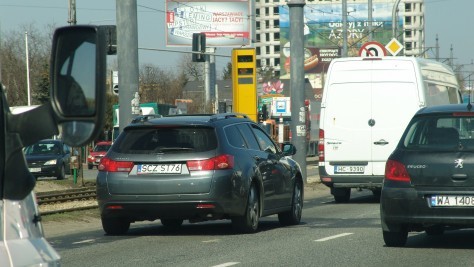 Tam, gdzie jeden fotoradar obsługuje kilka pasów ruchu, błysk może oznaczać, że zmierzona została prędkość innego auta. Nowoczesne urządzenia radzą sobie ze zidentyfikowaniem, które z kilku aut w kadrze przekroczyło prędkość. 