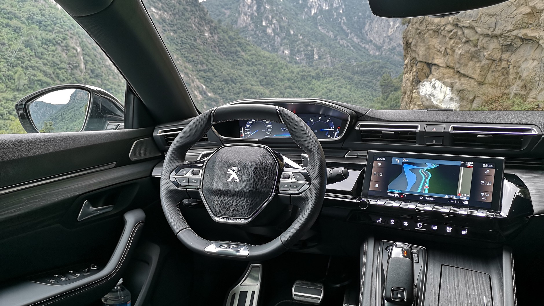 Peugeot 508 - piękne wnętrze. Z przodu jest dość szeroko i nawet rosły pasażer nie przeszkadza