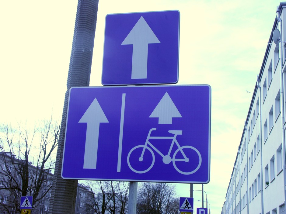 Pas dla rowerów… z przeszkodami dla samochodów