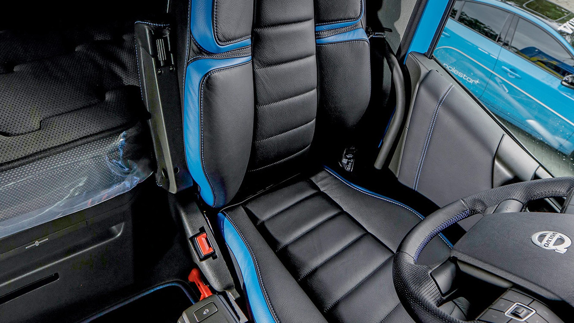 Volvo S60 Polestar vs Volvo FH 540 Performance Edition