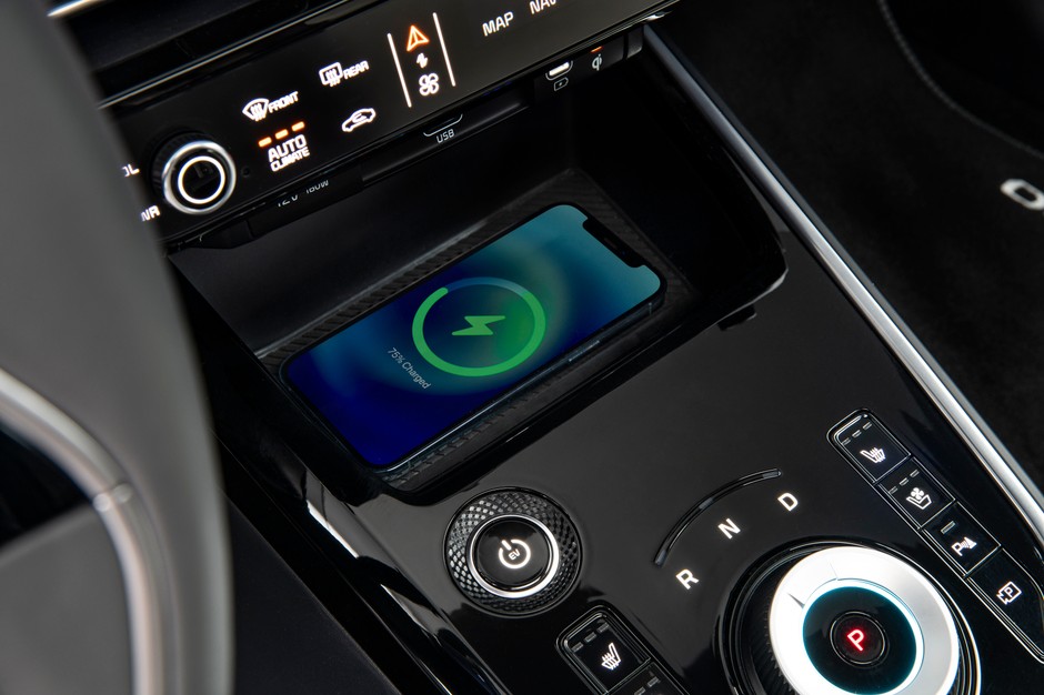 Kia Niro II można wyposażyć w bezprzewodową ładowarkę smartfona.