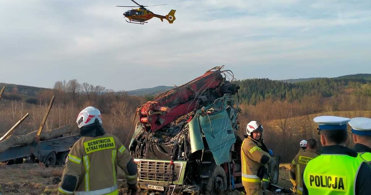 Ciężarówka z drewnem spadła ze skarpy na Podkarpaciu