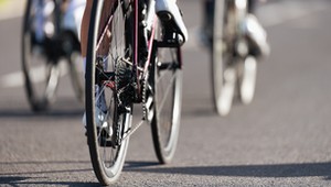 Awantura na drodze dla rowerów. Kolarz myślał, że zawsze ma pierwszeństwo