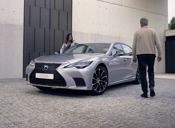 Lexus LS będzie żwawszy - zmiany we flagowej limuzynie