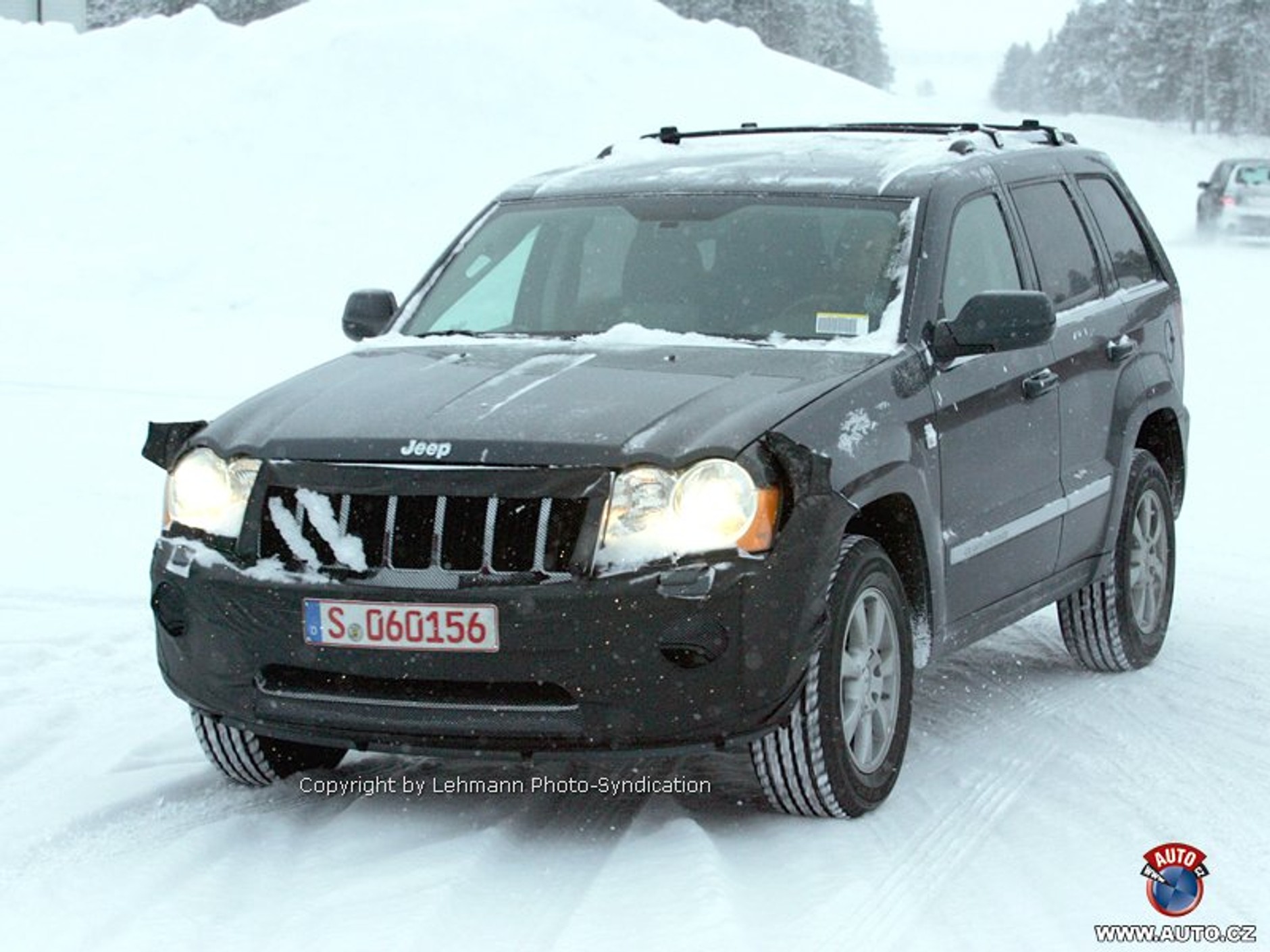 Zdjęcia szpiegowskie: kosmetyczne zmiany dla Jeepa Grand Cherokee CRD