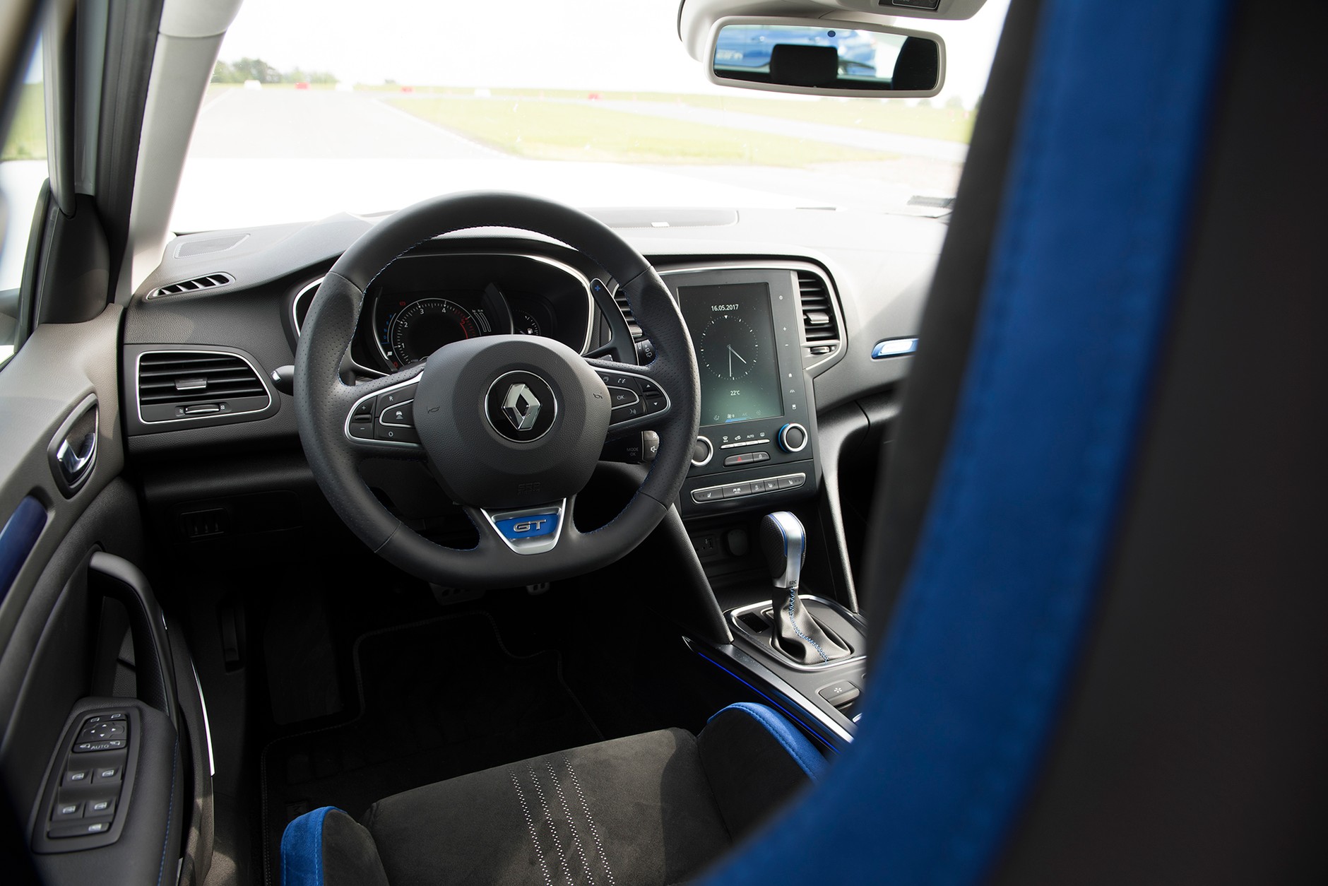 Renault Megane GT vs. VW Golf R