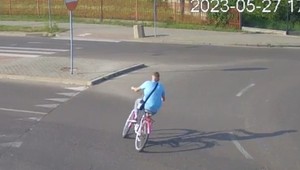 Pod prąd rowerem na rondzie. Czołówka i zaskakujący finał [WIDEO]