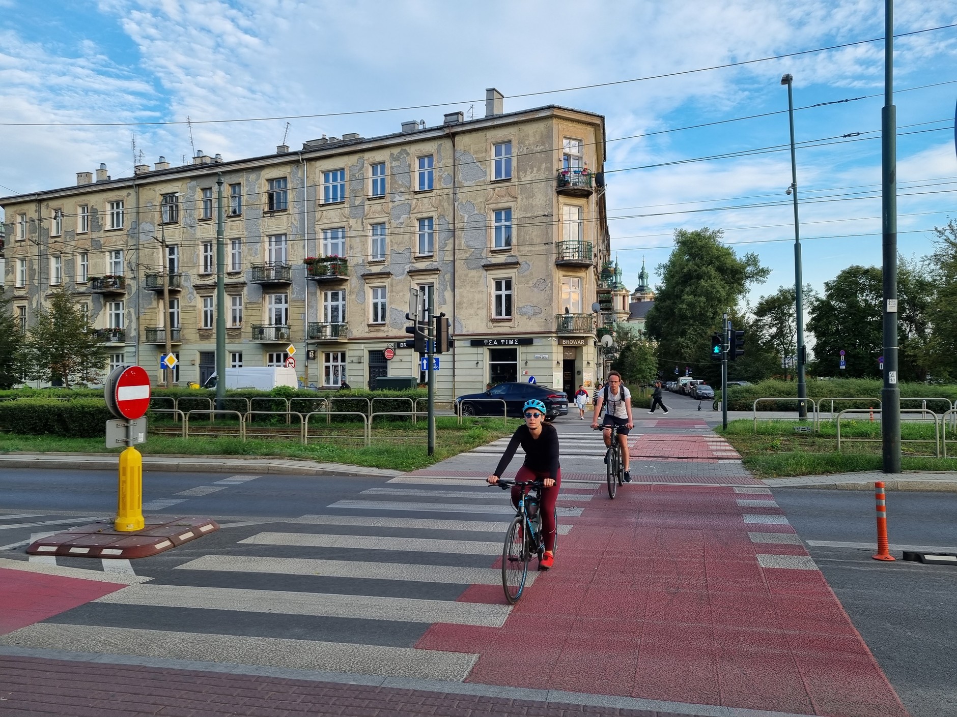 Rowerzyści na przejeździe rowerowym