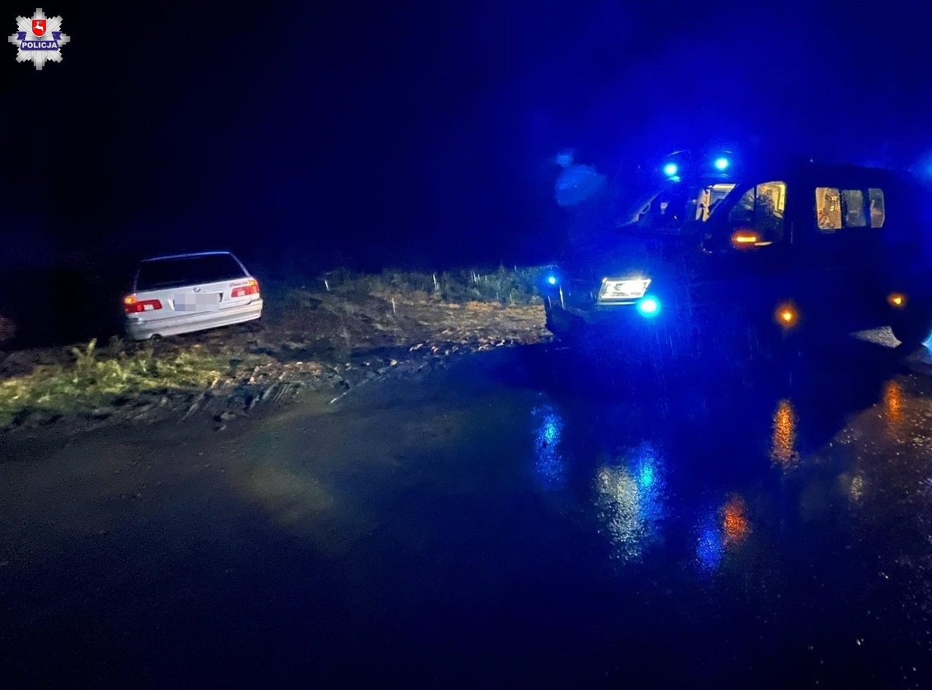 32-latka wjechała BMW do rowu