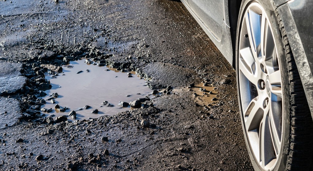 Dziura w drodze - zdjęcie ilustracyjne
