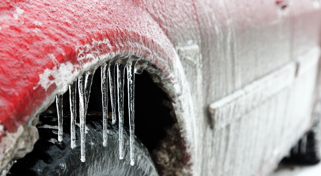 zamarznięty samochód - zdjęcie ilustracyjne