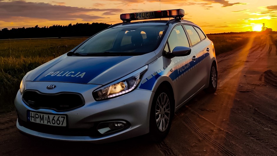 Nietrzeźwy kierowca uciekał przed policją, ukrył się w zaroślach.