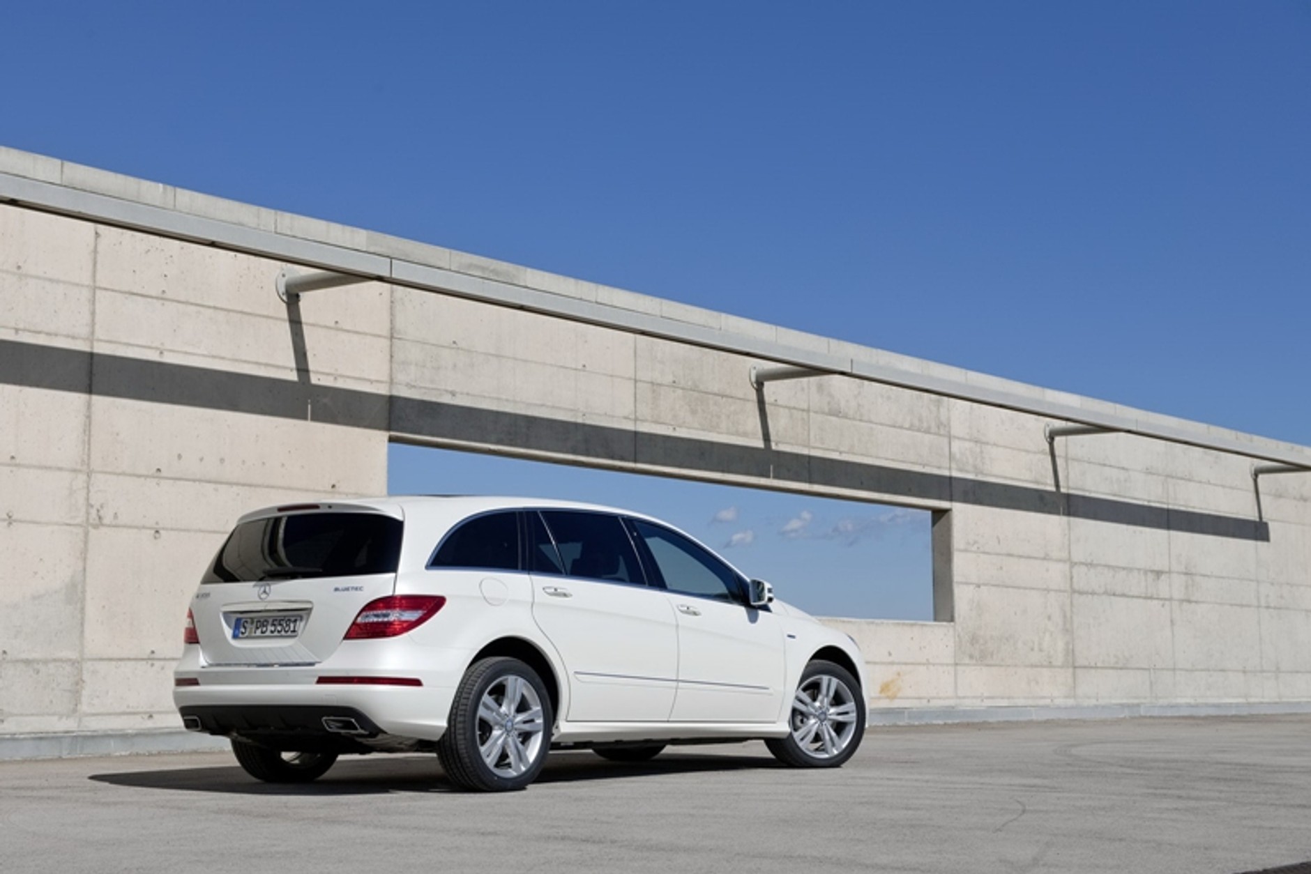 Mercedes klasy R – najbardziej niezdecydowane auto świata jest teraz jeszcze brzydsze