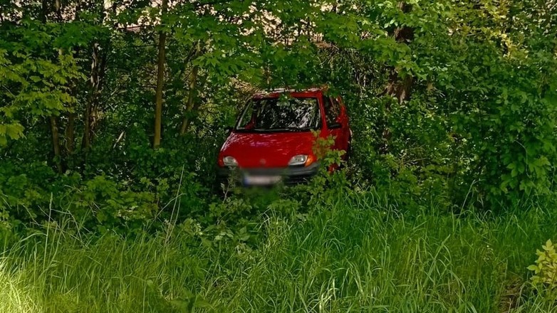 "Skradziony" Fiat Seicento odnaleziony w krzakach