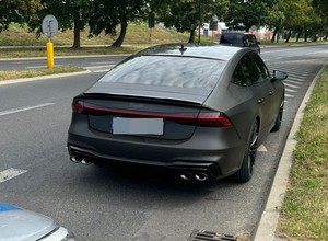 Policjanci zatrzymali Audi na zagranicznych numerach. Kierowcy zabrakło dosłownie jednego dnia