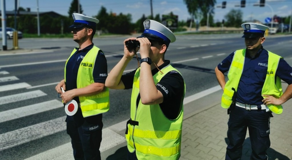 Policjanci typują pojazdy do kontroli drogowej