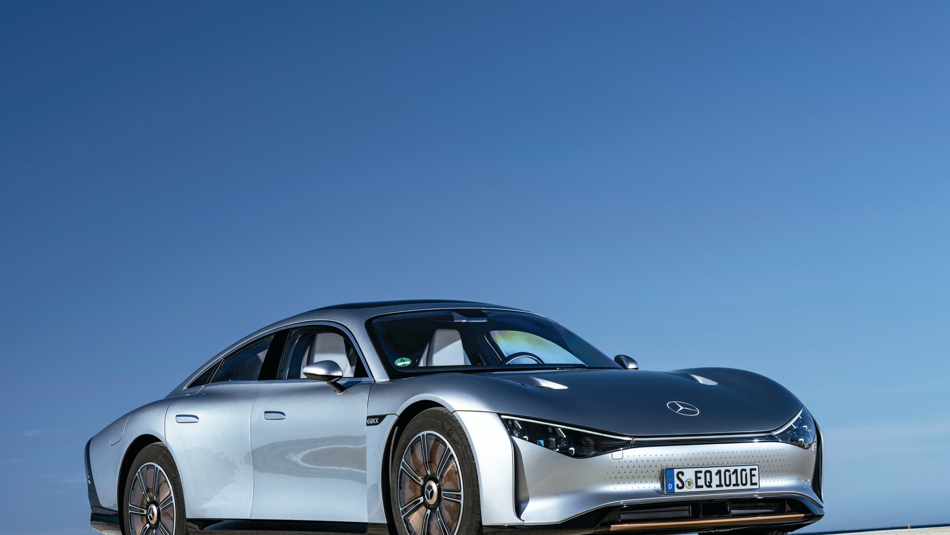 W zoptymalizowa-nym aerodynamicznie EQXX Mercedesowi udało się przejechać ponad 1200 kilometrów na ładowaniu baterii o pojemności100 kWh