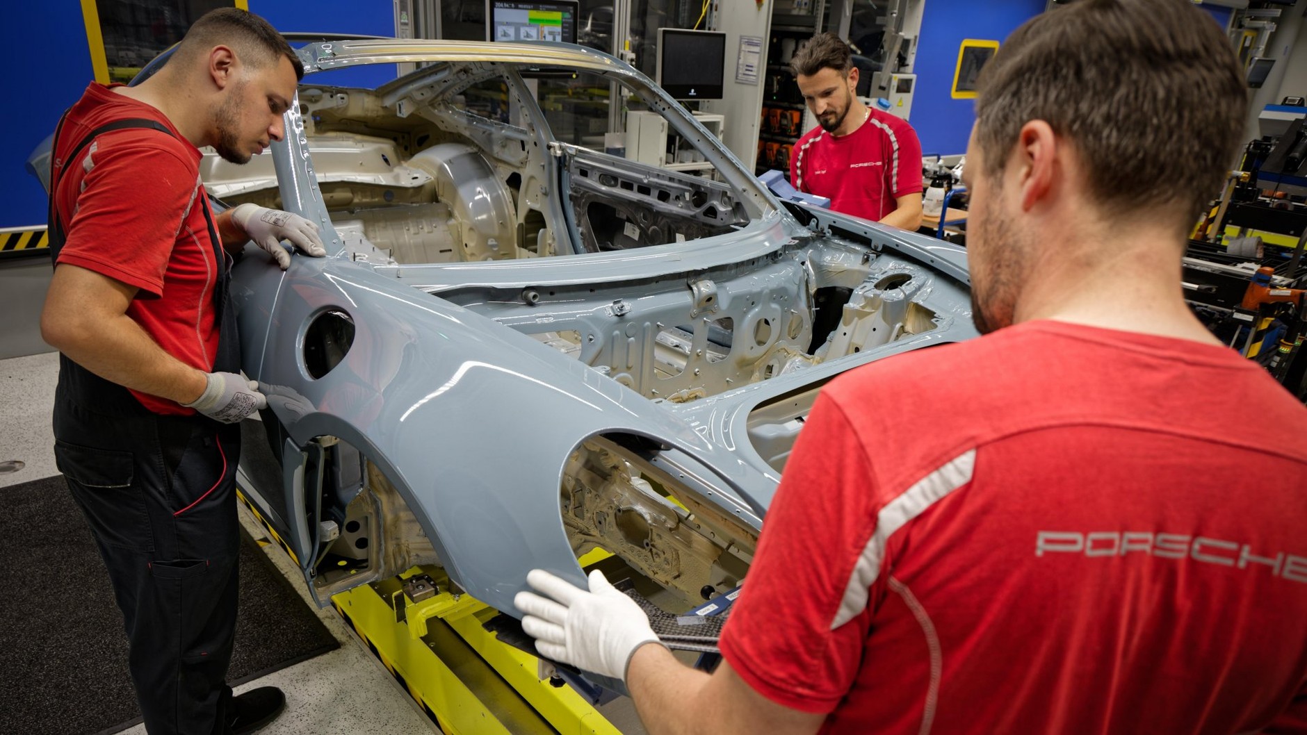 Pracownicy na linii montażowej Porsche 911
