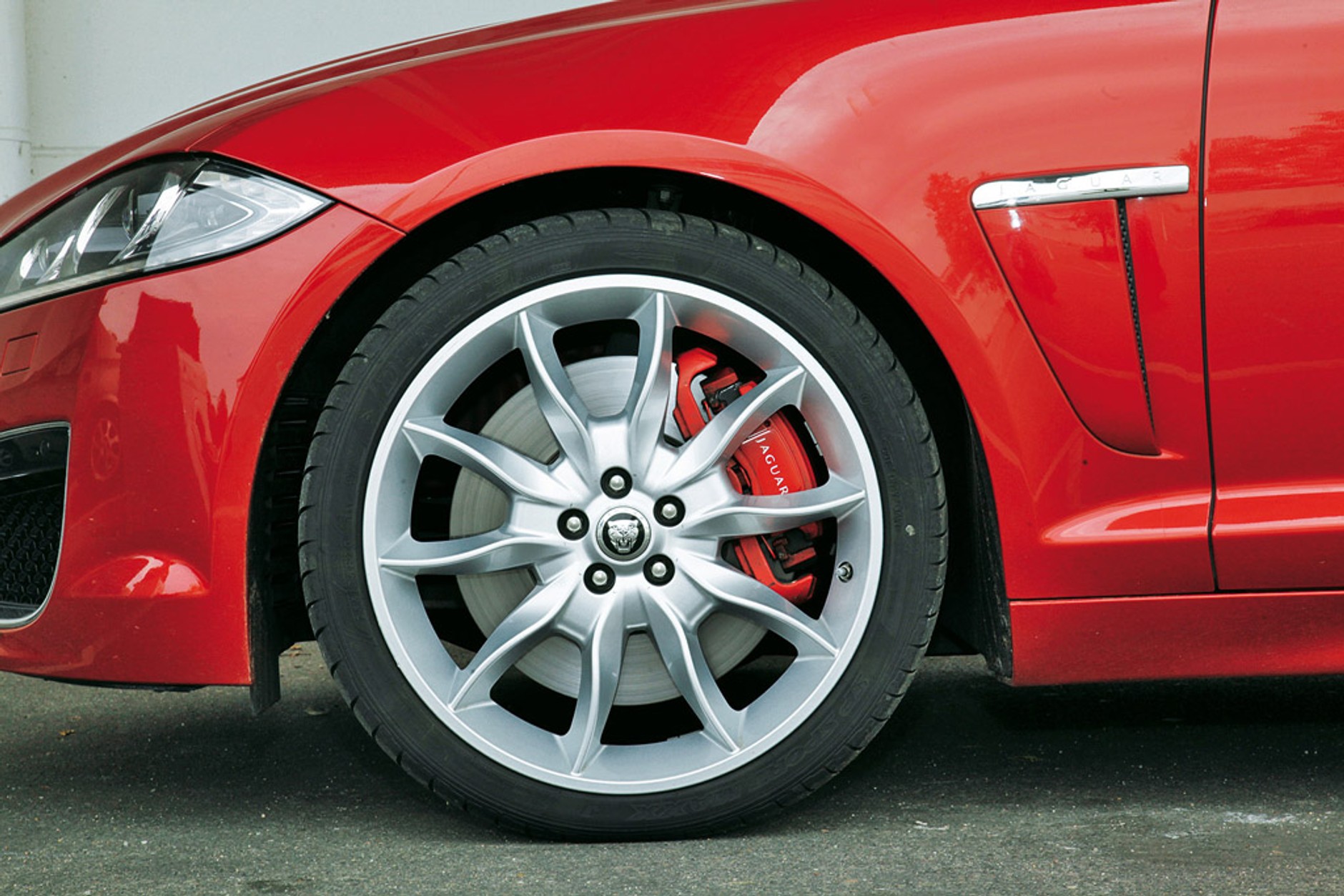 Jaguar XFR V8 Supercharged: kot pokazuje pazury