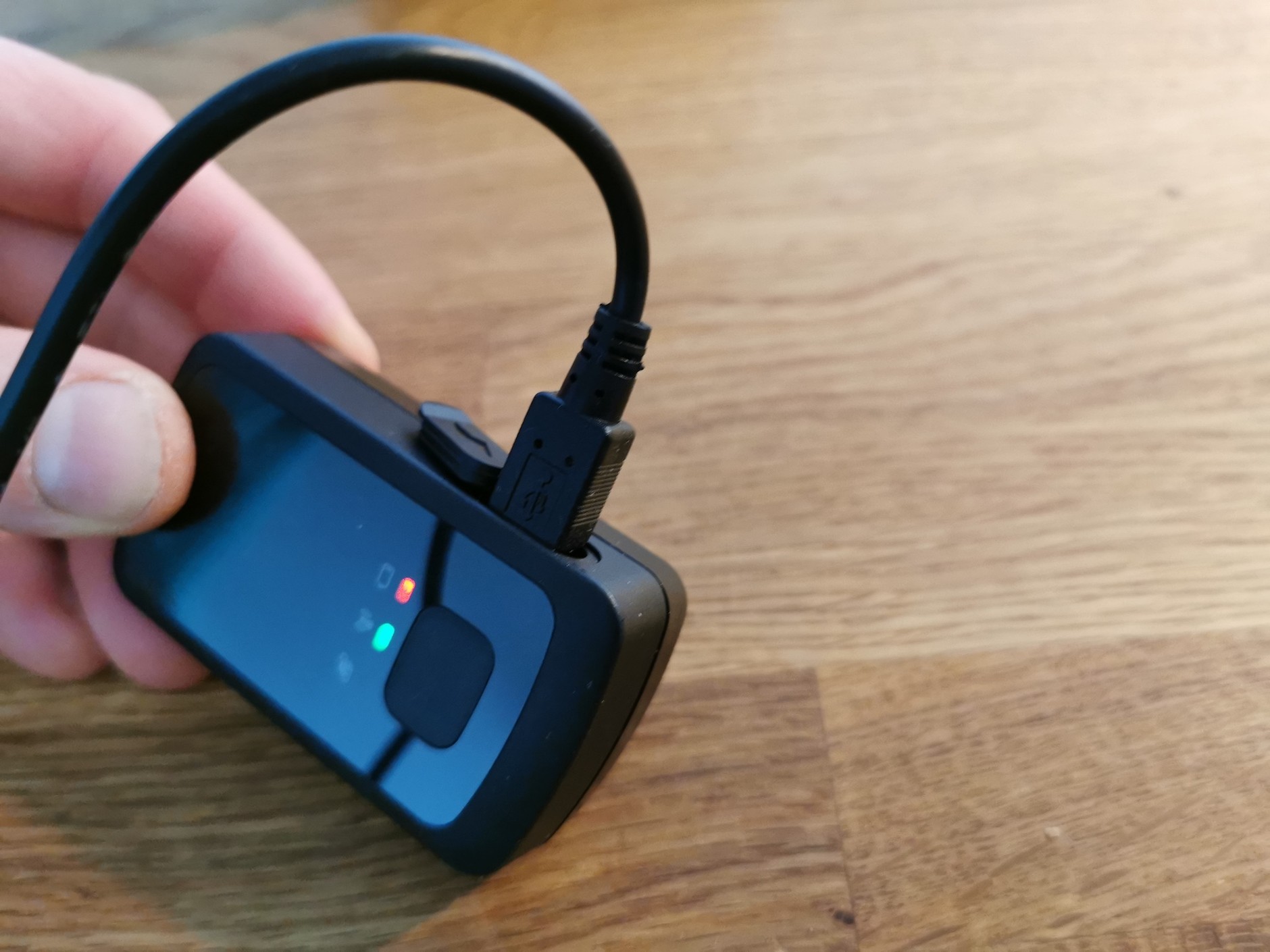 Lokalizator GPS model GL300: do ładowania, co ciekawe, wykorzystuje mini, a nie microUSB