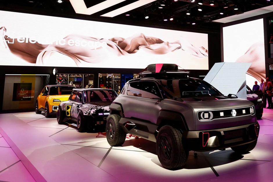 Salon samochodowy w Paryżu 2022. Prototypy Renault: Renault 4EVER Trophy (z przodu), Renault R5 Turbo 3E (pośrodku) i 5 Prototype (z tyłu)