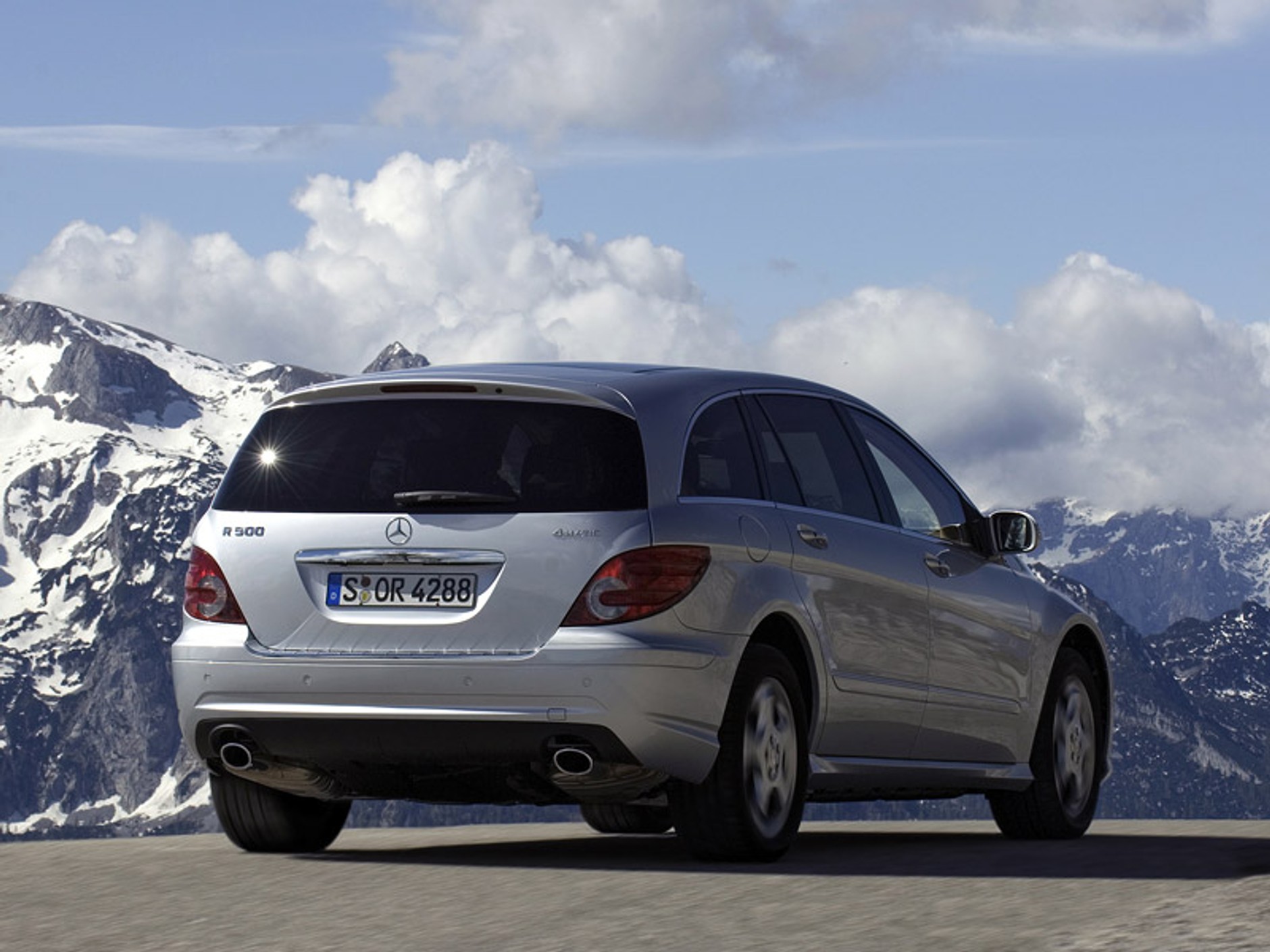 Mercedes-Benz klasy R: napęd na tylną oś i niższe ceny
