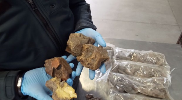Zatrzymali na granicy samochód, który ważył o 9 kg za dużo. Bursztynowa kontrabanda w nadkolach