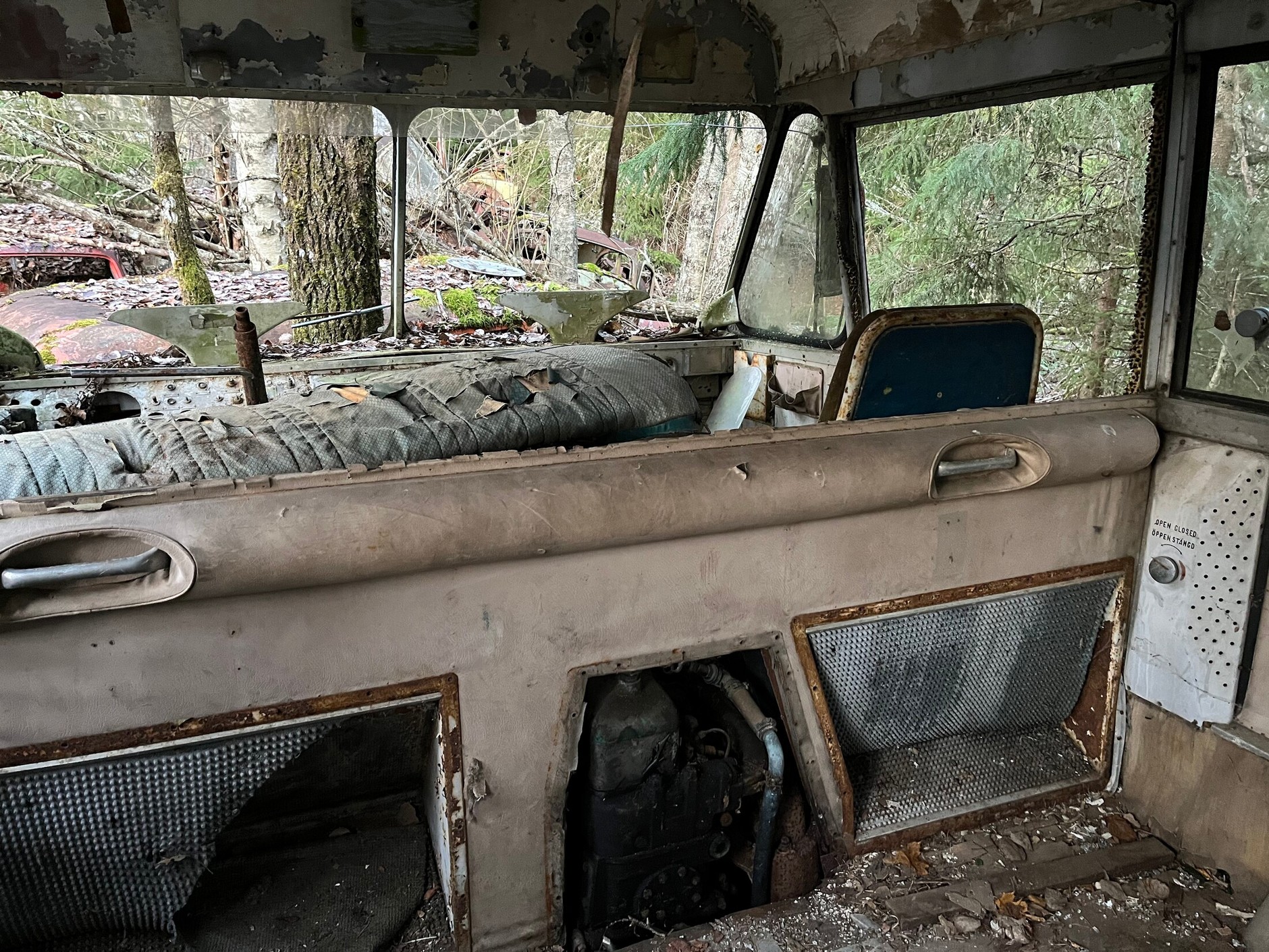 Cmentarzysko samochodów w Bastnas w Szwecji